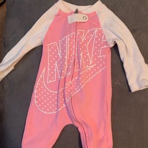 Newborn Nike sleeper (girls)